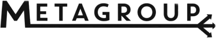 METAGROUP-logo, jossa tummanharmaa teksti on pikselöidyn harmaa-mustan ruutukuvion edessä. Tekstin alla on vaakasuora viiva, joka päättyy oikealla kolmihaaraiseen nuoleen.