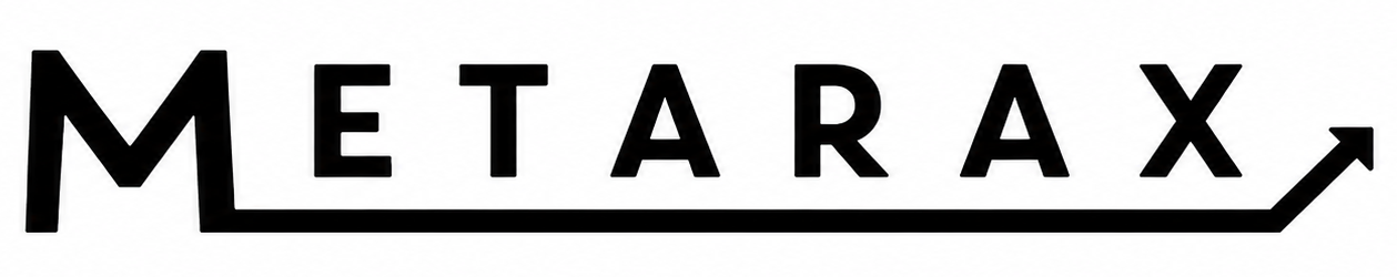 Musta logo, jossa lukee 'METARAX' isoilla kirjaimilla. Sanan alla kulkee musta viiva, joka alkaa M-kirjaimen alaosasta, jatkuu vaakasuoraan ja päättyy ylöspäin osoittavaan nuoleen X-kirjaimen oikealla puolella. Tausta on valkoinen.