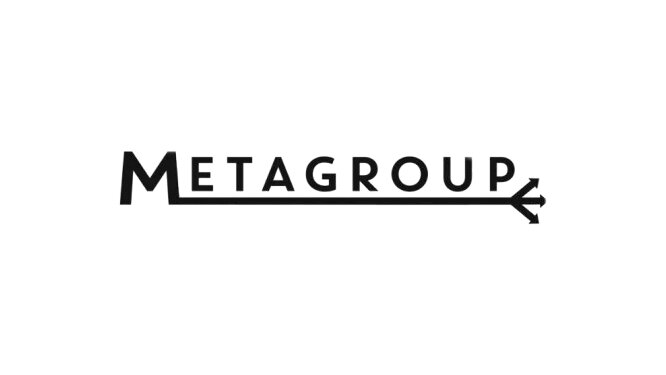 Musta METAGROUP-tekstilogo valkoisella taustalla. M-kirjaimen oikea pystyviiva jatkuu vaakasuorana alleviivana ETAGROUP-sanan alla ja päättyy oikealle osoittavaan kolmikärkiseen nuoleen.