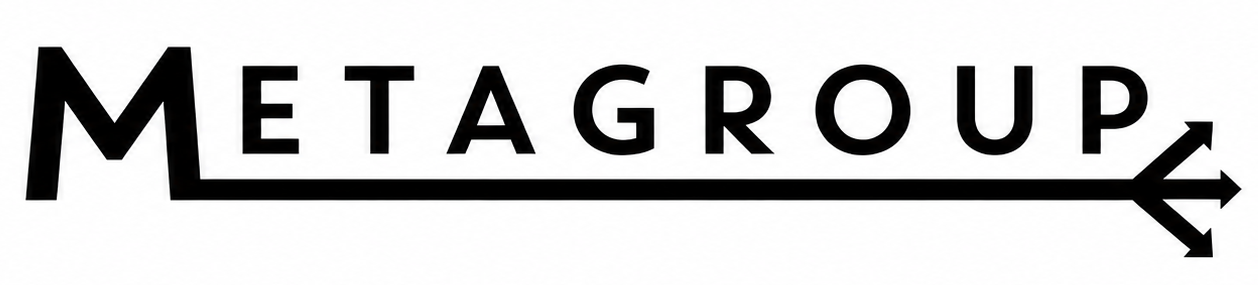 Musta logo, jossa lukee isolla tekstillä "METAGROUP". M-kirjaimen alaosasta lähtee paksu musta vaakasuora viiva, joka kulkee "ETAGROUP"-sanan alta ja päättyy kolmeen oikealle osoittavaan nuoleen. Tausta on valkoinen.