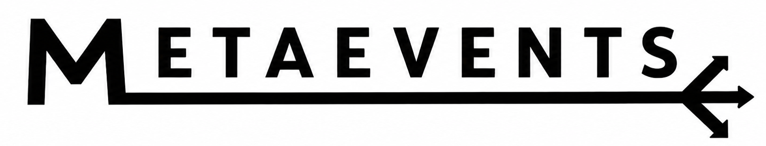 Musta logo, jossa lukee 'METAEVENTS'. 'M'-kirjain on muita suurempi. 'M'-kirjaimen alaosasta lähtee paksu musta viiva, joka kulkee sanan 'ETAEVENTS' alapuolella ja päättyy kolmihaaraiseen nuoleen, joka osoittaa oikealle. Valkoinen tausta.
